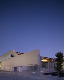 The National Portrait Gallery building in twilight