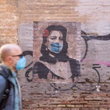 Mural of Italian/Roman actress Anna Magnani (1908­–1973) with face mask, April 2020 Unknown artist