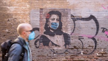 Mural of Italian/Roman actress Anna Magnani (1908­–1973) with face mask, April 2020 Unknown artist