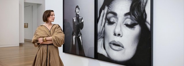 Tina Arena AM with her portrait