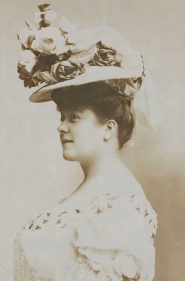 Florrie Forde (in hat)
