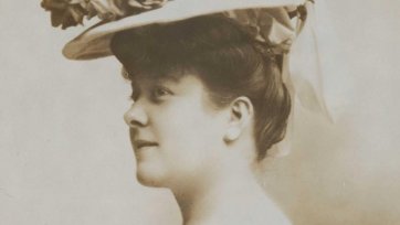 Florrie Forde (in hat)