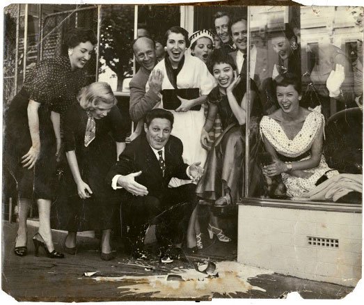 The Mirka Café (now Bistrot Balzac) 1954
(Frenchman Jean Sablon opens Mirka Café, with Mirka Mora centre in dark dress, with friends and Athol Shmith’s wife Bambi in the window)