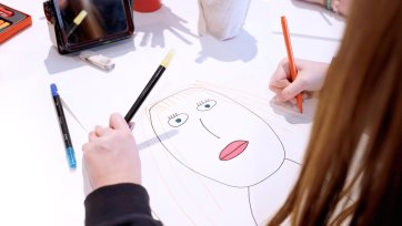 Drawing a face on paper