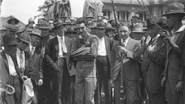 Murray frees himself from straightjacket in public, 1928 by Sam Hood