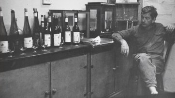 Cyril Henschke in his tasting room at Keyneton