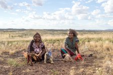 Yanyangkari Roma Butler and Yangi Yangi Fox from Irrunyju (Wingellina), Western Australia, 2017 Rhett Hammerton