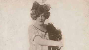 Miss Florrie Ford (Christmas pantomime with toy cat)