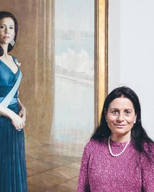 Artist Jiawei Shen with Ros Murphy – daughter of benefactor, Mary Murphy. In front of Jiawei’s Portrait of HRH Crown Princess Mary of Denmark commissioned with funds provided by Mary Isabel Murphy 2005.
