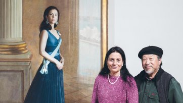 Artist Jiawei Shen with Ros Murphy – daughter of benefactor, Mary Murphy. In front of Jiawei’s Portrait of HRH Crown Princess Mary of Denmark commissioned with funds provided by Mary Isabel Murphy 2005.