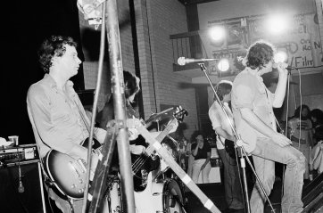 The Saints, CCAE (Canberra College of Advanced Education), 7 March 1980, Chris Bailey (vocals) 'pling