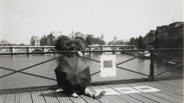 Brett Whiteley with an umbrella in Paris