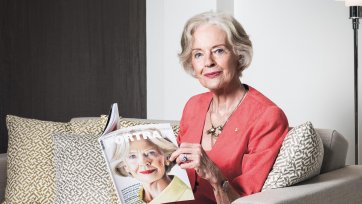 The Honourable Dame Quentin Bryce AD CVO with the Gallery’s quarterly publication, Portrait.