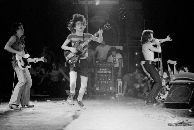 AC/DC, 1977