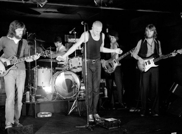 Midnight Oil, 1977