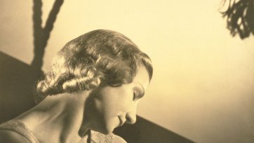 Hélène Kirsova with a rope